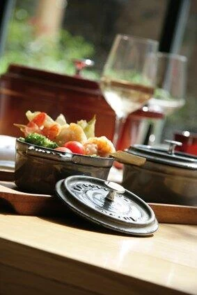 Staub Cocotte Oval Aus Gusseisen In Kirschrot 23 Cm / 2,35 Liter - Image 4